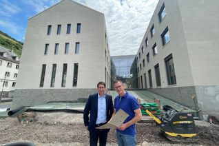 VG-Bürgermeister Jürgen Hoffmann (links) und sein »Fachbereichsleiter Bauen« Martin Steinmetz sind zufrieden mit den Bauarbeiten. Im kommenden Monat kann der Umzug erfolgen.