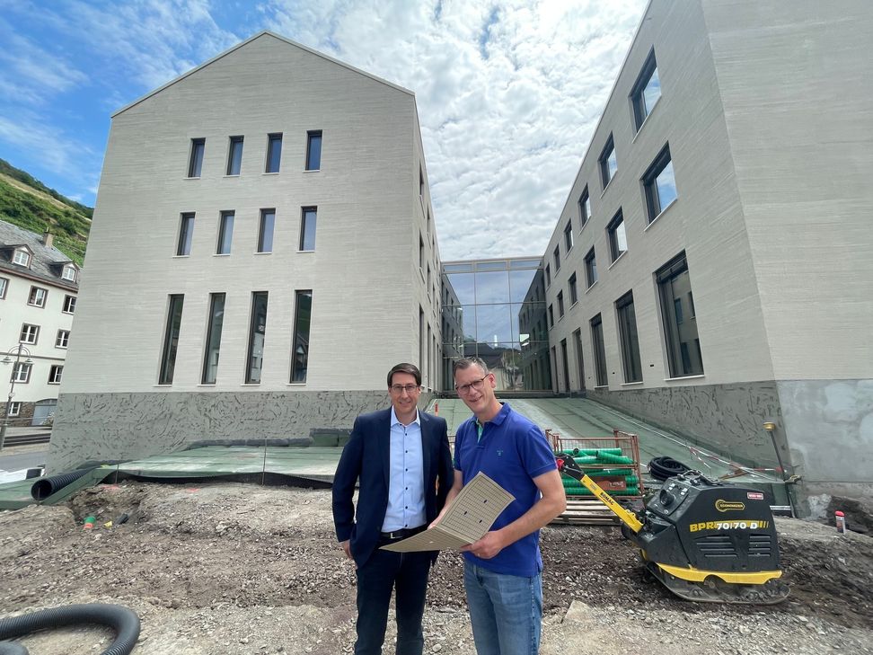 VG-Bürgermeister Jürgen Hoffmann (links) und sein »Fachbereichsleiter Bauen« Martin Steinmetz sind zufrieden mit den Bauarbeiten. Im kommenden Monat kann der Umzug erfolgen.