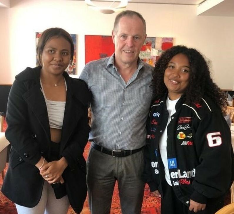 von links nach rechts: Manuella Elsie Randrianarivelo (Auszubildende aus Madagaskar im 1. Ausbildungsjahr zur Fachfrau für Restaurants &amp; Veranstaltungsgastronomie)
Peregrin Maier (Gastgeber Parkhotel Weiskirchen)
Adele Noroson (Auszubildende aus Madagaskar im 1. Ausbildungsjahr zur Fachfrau für Restaurants &amp; Veranstaltungsgastronomie)