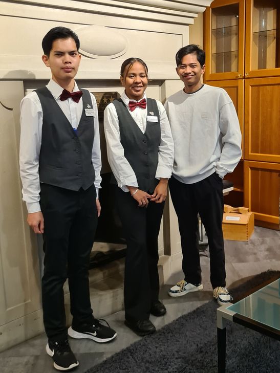 von links nach rechts: Rifat Rifat (Auszubildender aus Indonesien im 2. Ausbildungsjahr zum Fachmann Restaurants &amp; Veranstaltungsgastronomie) 
Manuella Elsie Randrianarivelo (Auszubildende aus Madagaskar im 1. Ausbildungsjahr zur Fachfrau für Restaurants &amp; Veranstaltungsgastronomie)
Lili Bakhtiar (Anmerkung: Lili ist ein männlicher Vorname) (Auszubildender aus Indonesien im 2. Ausbildungsjahr zum Koch)