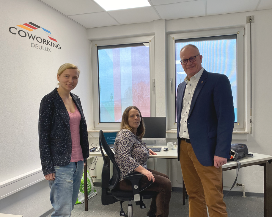 Die für das deutsch-luxemburgische Coworking zuständigen Mitarbeiterinnen Mareike Brinkmann und Katja Vernazobres führen Bürgermeister Michael Holstein durch die neugestalteten Räumlichkeiten.