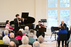 Gelungener Auftakt im neuen Domizil: Die Konzerte im Park begeistern nun im Gartensaal des Steigenberger Hotels.