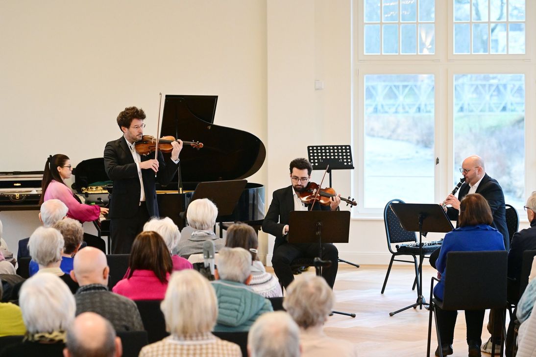 Gelungener Auftakt im neuen Domizil: Die Konzerte im Park begeistern nun im Gartensaal des Steigenberger Hotels.