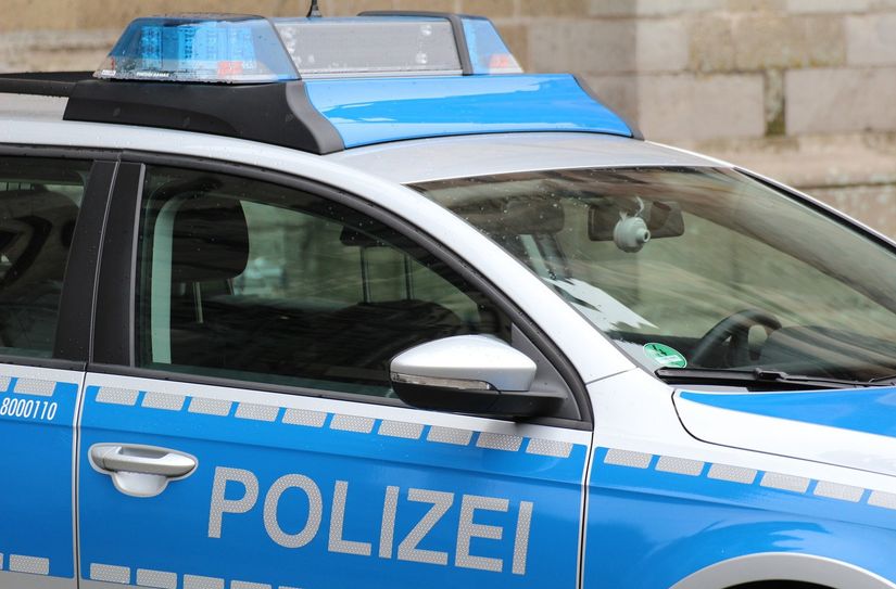 Der 15-jährige E-Scooter-Fahrer wurde von einem Pkw-Fahrer erst bedrängt und dann beim Überholen touchiert. Die Polizei sucht Zeugen.