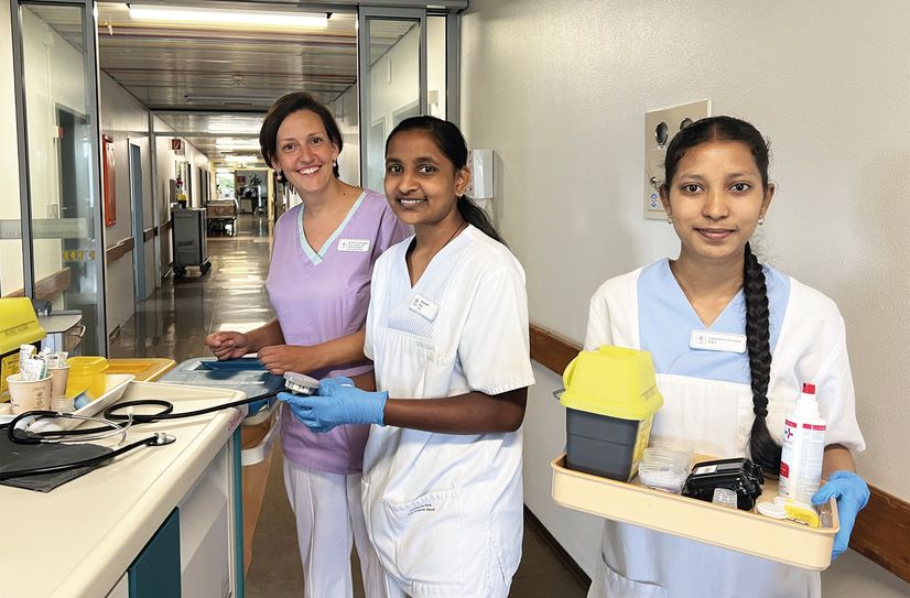 Von links: Kristin Leininger freut sich, dass sich Sibarani und Sweta und nach dem FSJ ihren Wunsch nach einer Ausbildung erfüllen können.