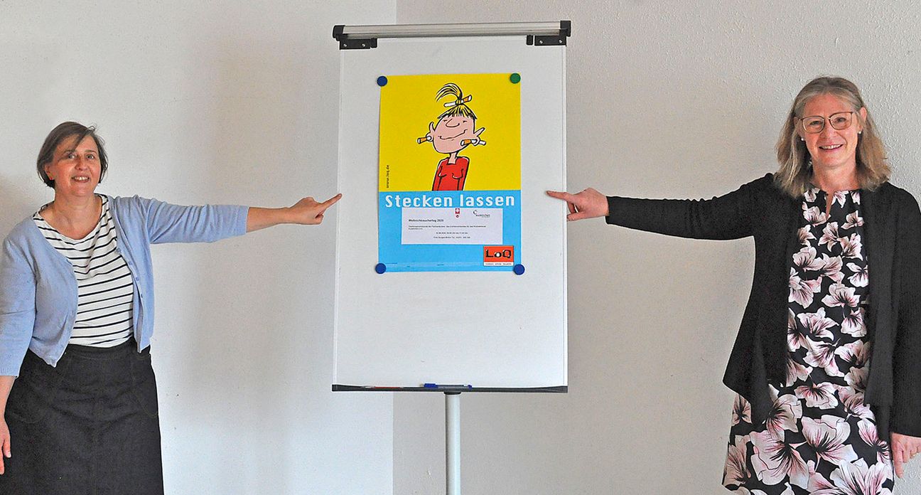 Melanie Barth (v. li. / Kreisstadt Euskirchen) und Maria Surges-Brilon (Caritas) wollen zum Weltnichtrauchertag über die Gefahren des Tabakkonsums informieren und Starthilfe in eine rauchfreies Leben geben. Foto: Carsten Düppengießer/Caritas Euskirchen
