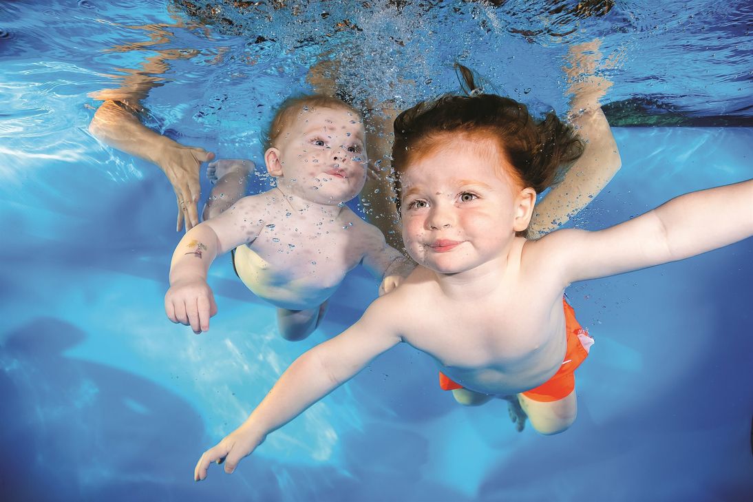 Es empfiehlt sich, Kinder schon früh an das Wasser zu gewöhnen.