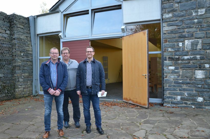 Kurt Victor, Matthias Steffens und Micha Kreitz gründen gemeinsam mit anderen engagierten Bürgern den Verein »Wir für Konzen«. Die Initiative zur Erhaltung der Infrastruktur im Ort übernimmt die Trauerhalle von der Stadt Monschau. Foto: T. Förster