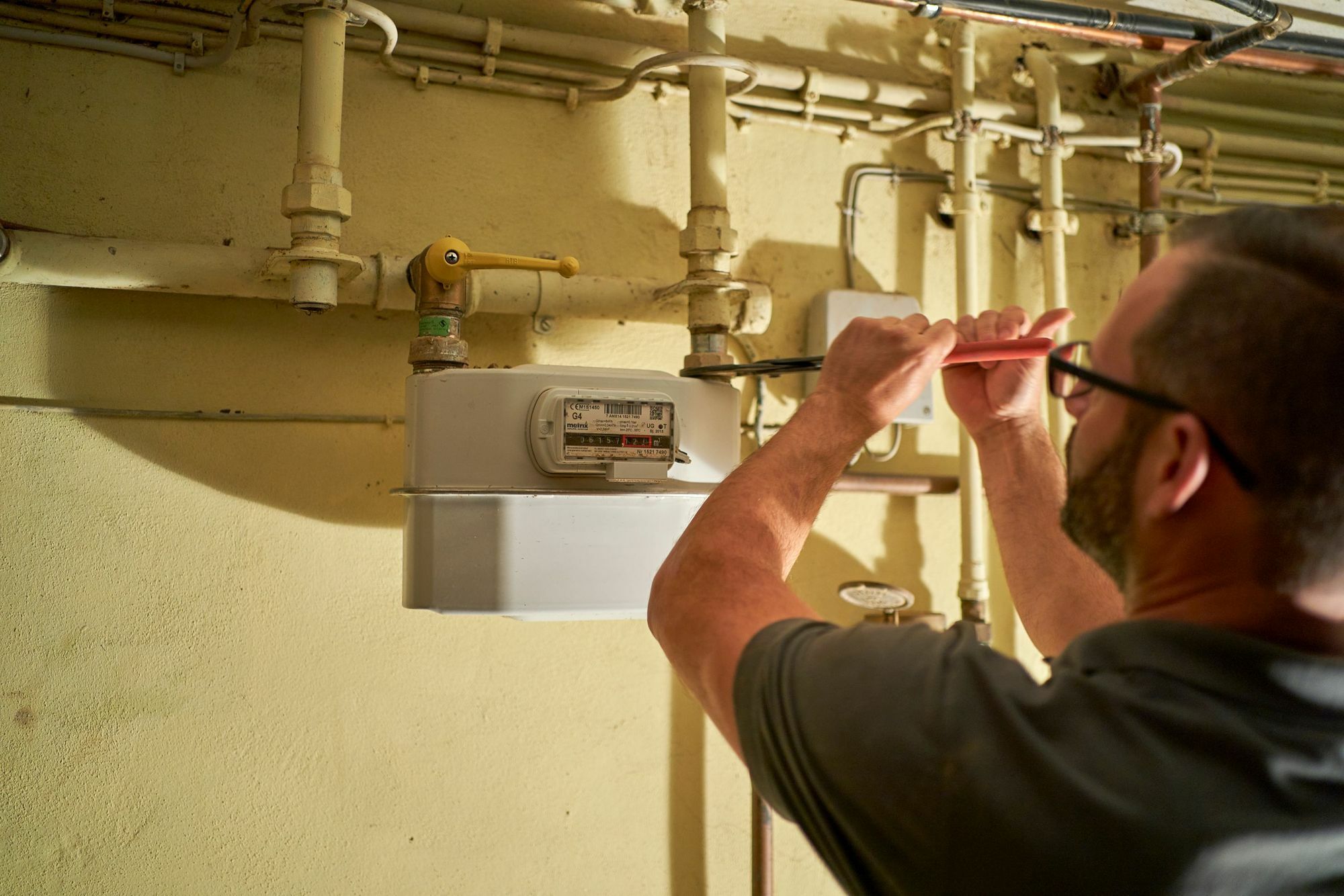 Monteure der Energienetze Mittelrhein haben inzwischen die meisten Gasanschlüsse bereits verschlossen. Defekte Zähler haben sie demontiert. Wenn wieder Erdgas bereitsteht, können die Anschlüsse wieder in Betrieb genommen werden. Foto: Ditscher/evm