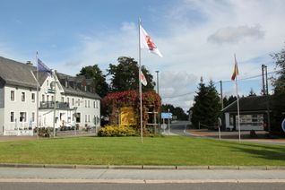Wo sich in Losheimergraben heute der Kreisverkehr befindet, stand früher ein Zollhaus, das sich belgische und deutsche Beamte teilten. Foto: S. Schwarz/Gem. Losheim