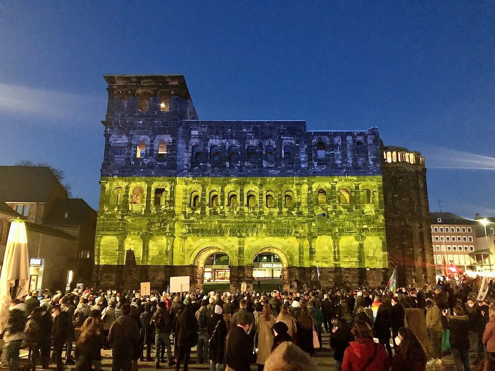 Am Mittwoch war die Porta Nigra in ukrainischen Farben angestrahlt. Hunderte Trierer waren dem Aufruf zur Solidaritätskundgebung gefolgt.