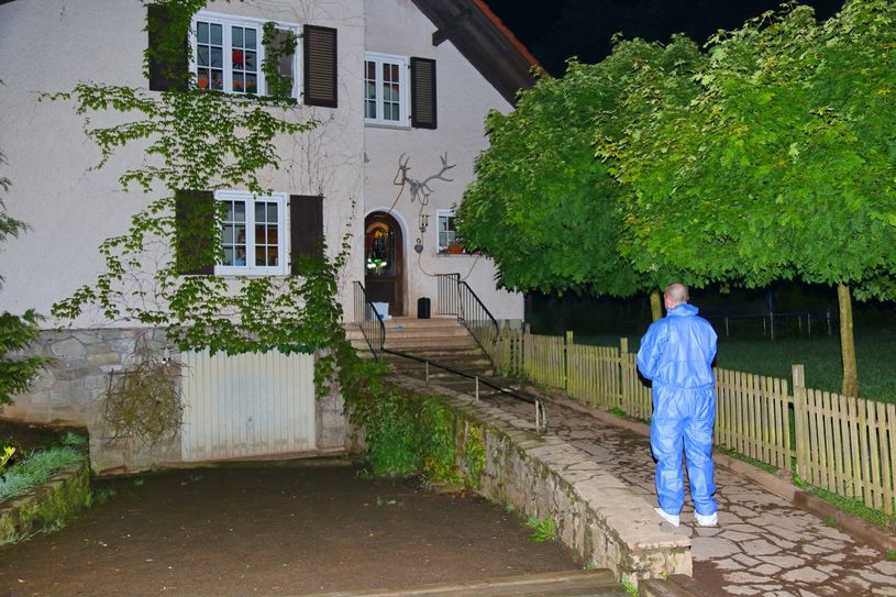 Thomas Matheis am Objekt des Ärgers. Ein betrügerischer Bautrupp versprach schnelle Dachrinnen-Sanierung und forderte immer mehr Geld. Foto: Hoffmann