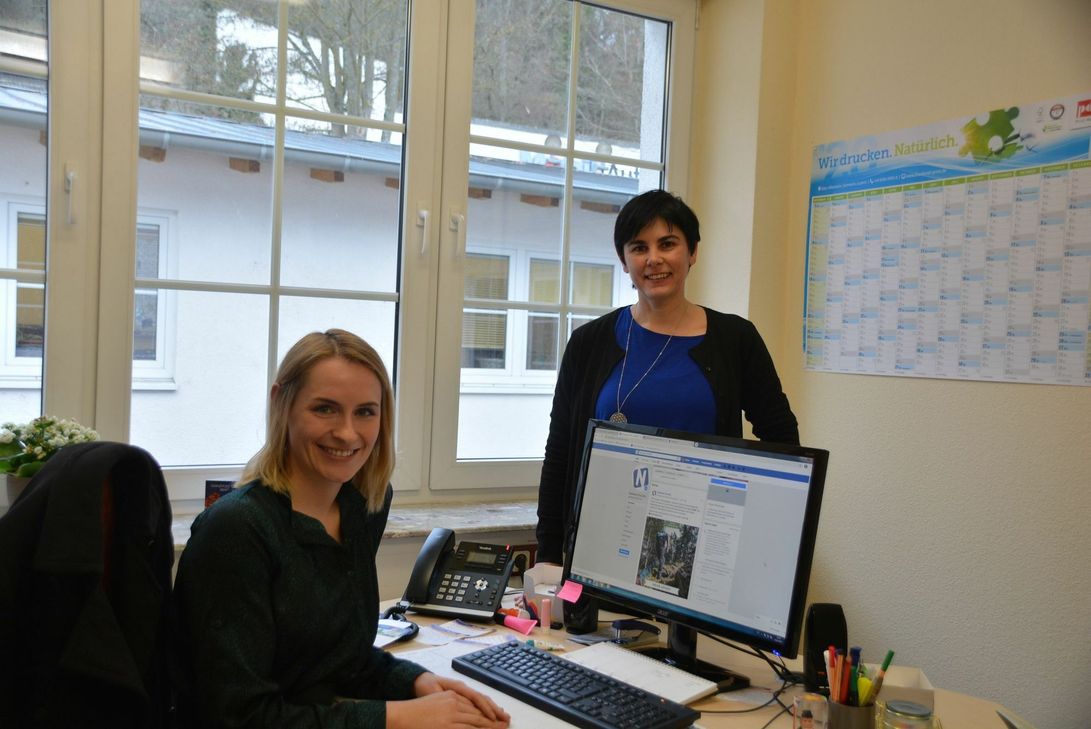 Ivana Kettern (l.) an ihrem neuen Arbeitsplatz. Rechts NLT-Geschäftsführerin Katja Hilt. Foto: Klaus Desinger