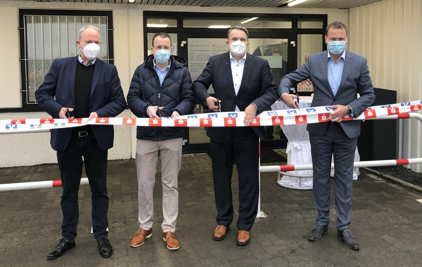 Sie machten gemeinsam den Weg frei für die gemeinsame Filiale der Kreissparkasse Euskirchen und der VR-Bank Nordeifel: Hermann-Josef Esser (v.li.), Andreas Brucker, Udo Becker und Mark Heiter. mn-Foto
