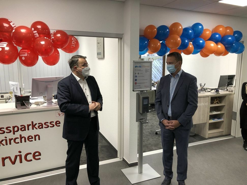 An den Luftballons bestens zu erkennen - links der KSK-Schalter mit Udo Becker, rechts der VR-Bank-Schalter mit Mark Heiter. mn-Foto
