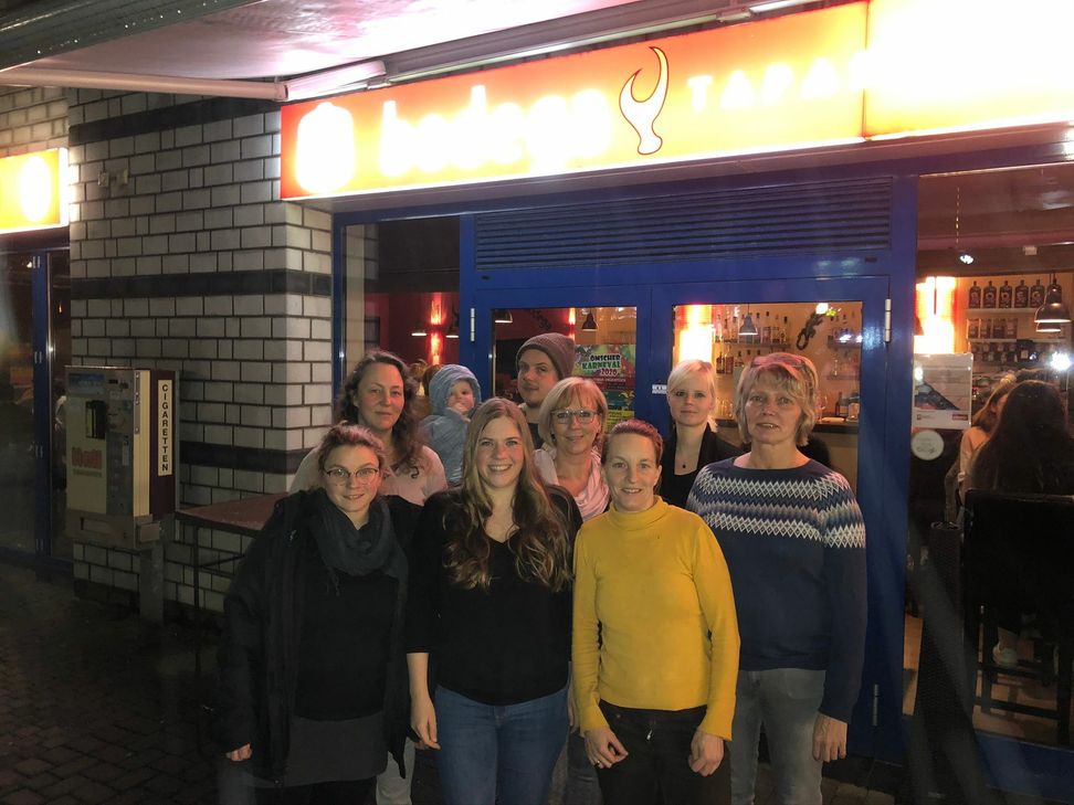 Vanessa Classen (2.v.r.) hat ihre Bodega in Imgenbroich für die Essensretter zur Verfügung gestellt. Dort gibt es samstags um 11 Uhr Lebensmittel, die sonst in der Tonne landen würden, zum Nulltarif. Die »Essensretter Monschauer Land« wollen so das Wegwerfen reduzieren und an bewussteres Einkaufen appellieren. Foto: T. Förster