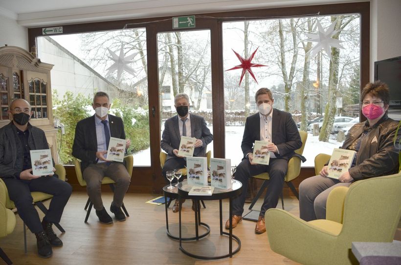 Sie präsentierten das neue Jahrbuch: (v.l.) Andreas Rohfleisch (Verlagsleiter des Weiss-Verlages), Rudolf Westerburg (Bürgermeister Hellenthal), Friedhelm Wirtz (Bürgermeister Büllingen), Landrat Markus Ramers und Kreisarchivarin Heike Pütz. mn-Foto