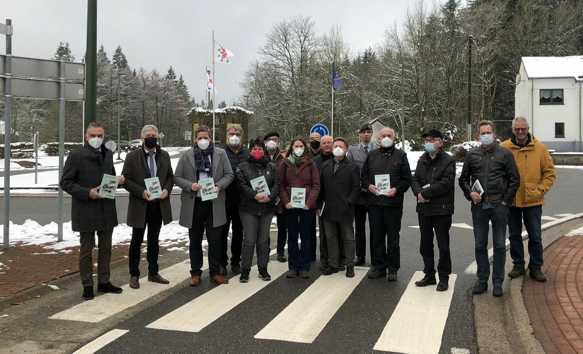 An geschichtsträchtiger Stelle wurde in diesem Jahr das Jahrbuch 2022 des Kreises Euskirchen vorgestellt. Dort, wo sich heute am Losheimergraben der Kreisverkehr befand sich einst die Grenzkontrolle zwischen Deutschland und Belgien. mn-Foto