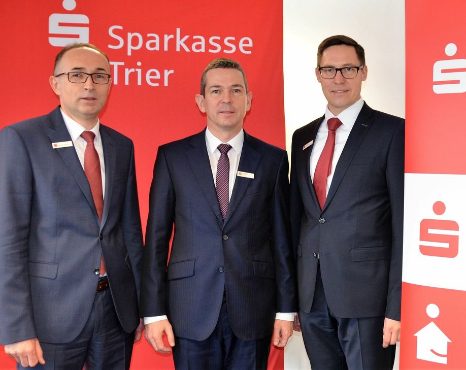Zufrieden mit den Zahlen für 2019: Die Sparkassenvorstände (v.l.) Martin Grünen, Dr. Peter Späth (Vorstandsvorsitzender) und André Polrolniczak. Foto: Finkenberg