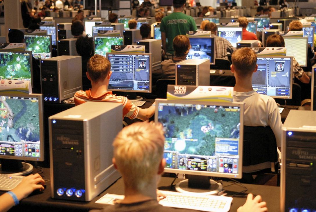 Chatten, posten, Fotos tauschen, Videos schauen oder vernetzt spielen wie hier bei der Games Convention in Leipzig. Die Cyberwelt fasziniert Jugendliche und birgt hohes Suchtpotential. Foto: Imago
