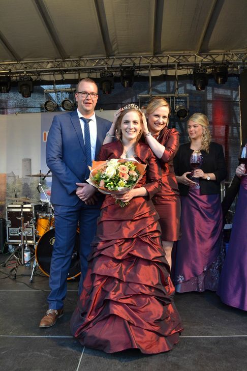 Irena Schmitz (r.) überreichte Annika Schooß die Krone der Ahrweinkönigin. Peter Kriechel hatte zuvor das Wahlergebnis der Jury verkündet. Foto: Mager