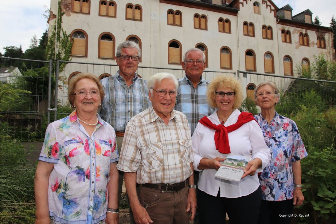 Arbeitskreis Geschichte Föhren, 1. Reihe v. l. n. r.: Hedwig Müller, Rudi Pauli, Rosi Radant und Christel Schmitz; 2. Reihe v. l. n. r.: Helmut Schneider und Peter Feltes. Es fehlt Arbeitskreismitglied Hans Löhr. Foto: Detlef Radant