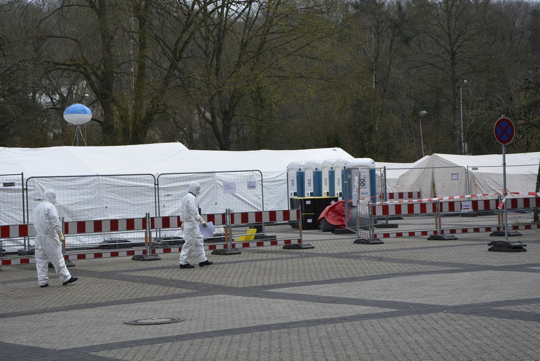 Die Zeltstadt am Schützenplatz bleibt weiterhin aufgebaut.