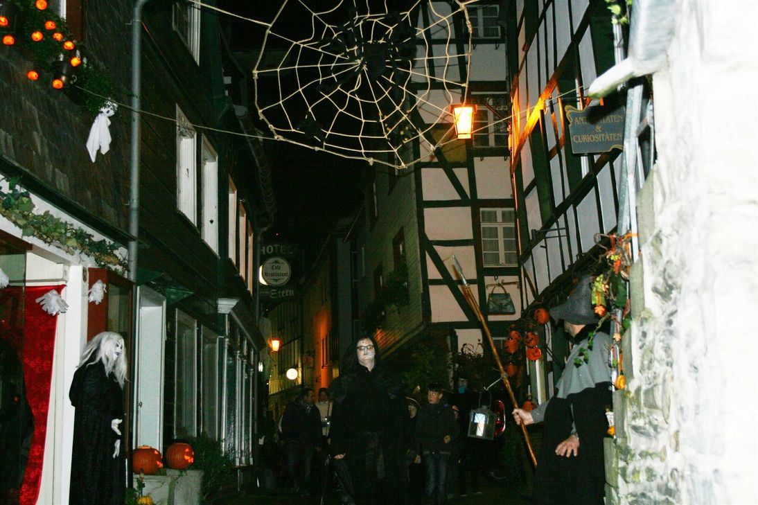 Schaurige Stadtführungen laden an Halloween nach Monschau. Tickets können ab sofort geordert werden.