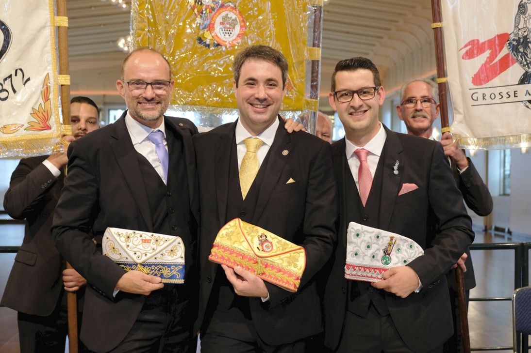 Festkomiteepräsident Christoph Kuckelkorn stellte das designierte Trifolium am Donnerstag auf der Bühne des großen Saales im Gürzenich vor, v.r.: Bauer Markus Meyer aus Lückerath, Prinz Marc Michelske und Jungfrau „Catherine“ Michael Everwand. Foto: Festkomitee/pp/Agentur ProfiPress