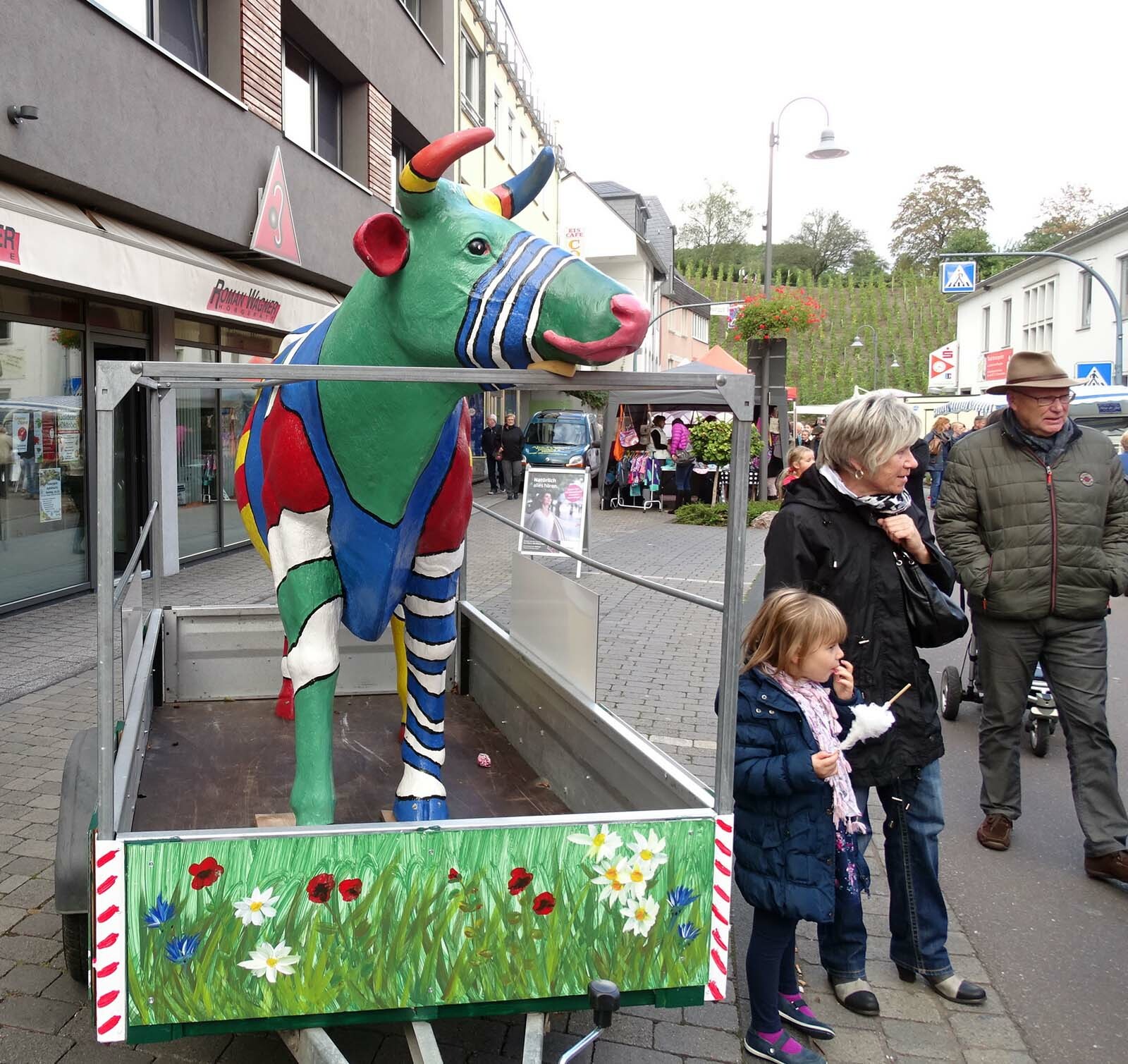Wieder einmal präsentierte sich Saarburg, am vergangenen Sonntag, als attraktive Einkaufsstadt, die ihren Besuchern eine Vielfalt an unterschiedlichen Produkten bot. Neben den geöffneten Fachgeschäften mit einer großen Auswahl an Angeboten, lockten auch zahlreiche Stände mit heimischen Köstlichkeiten wie, Käse, Honig und Spirituosen sowie "Warmes" für den kommenden Winter. Ein bunter Kinderflohmarkt von Kindern für Kinder, lud zum Stöbern ein. Zudem sorgte die Saarburger Gastronomie mit verschiedenen Köstlichkeiten für wahre Gaumenfreude.