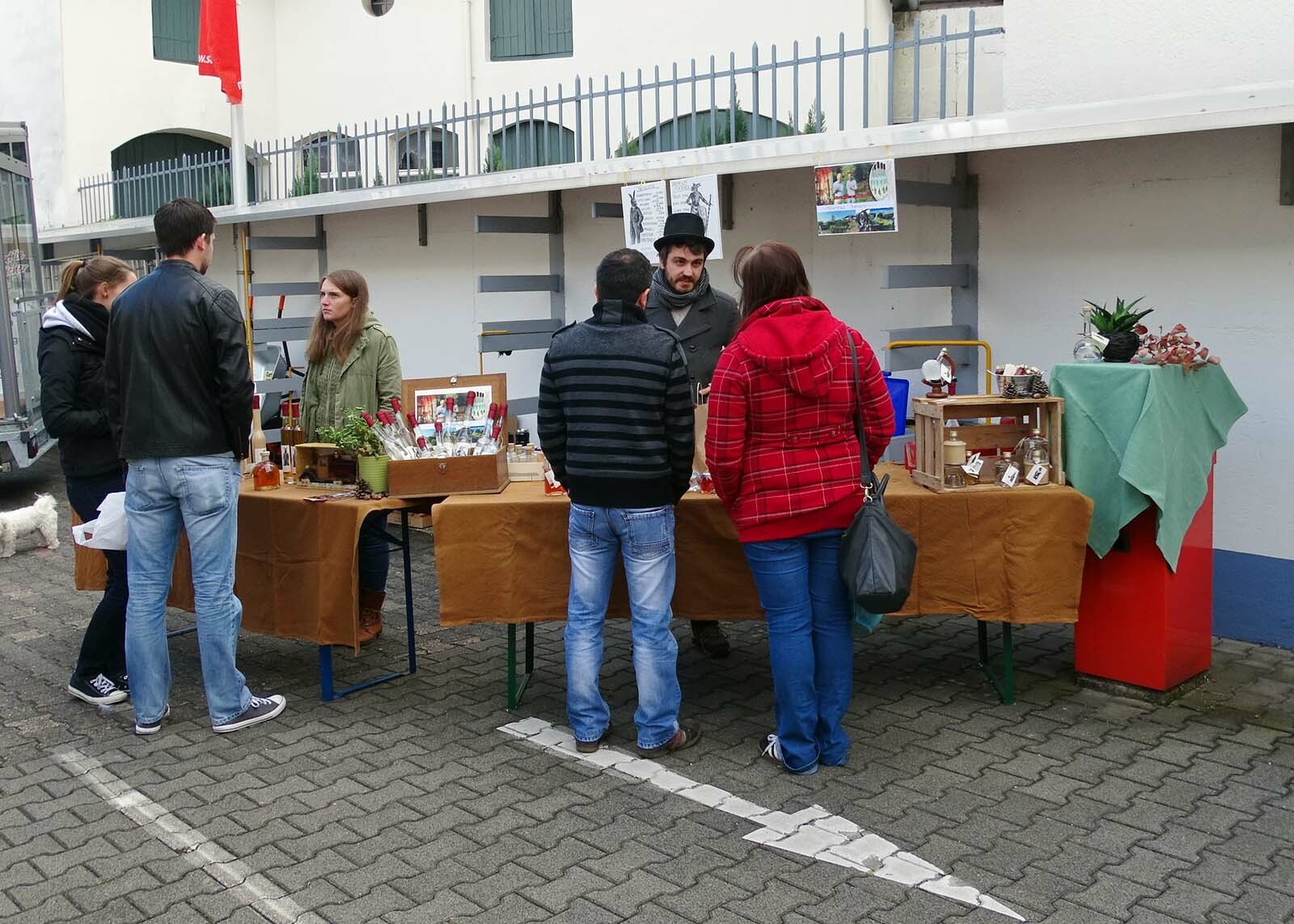 Wieder einmal präsentierte sich Saarburg, am vergangenen Sonntag, als attraktive Einkaufsstadt, die ihren Besuchern eine Vielfalt an unterschiedlichen Produkten bot. Neben den geöffneten Fachgeschäften mit einer großen Auswahl an Angeboten, lockten auch zahlreiche Stände mit heimischen Köstlichkeiten wie, Käse, Honig und Spirituosen sowie "Warmes" für den kommenden Winter. Ein bunter Kinderflohmarkt von Kindern für Kinder, lud zum Stöbern ein. Zudem sorgte die Saarburger Gastronomie mit verschiedenen Köstlichkeiten für wahre Gaumenfreude.