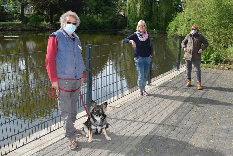 Reiner Bauer (li., Tierschutzverein Mechernich), Gisela Bayer (Mitte, Tierschutz Bad Münstereifel) und Sabine Terspecken (re., Tierhilfe Nordeifel) befürchteten nach Presseberichten, dass die Nutria-Population im Schillerpark in Euskirchen getötet werden sollte. Die Stadt hingegen erklärte jetzt, dass Sie ein Bejagen der Tiere vermeiden wolle. Darauf wollen die Tierschützer ein Auge haben. Fotos: Scholl