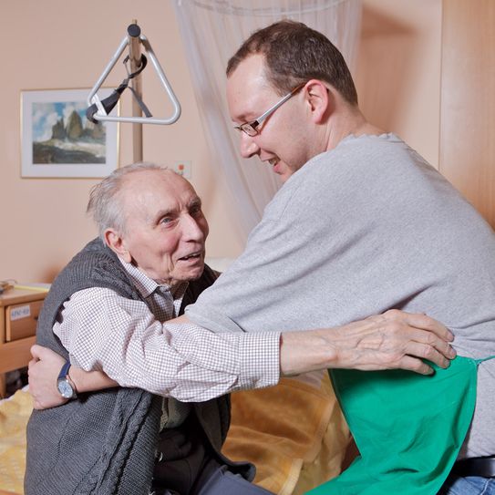 Die Pflege von Angehörigen ist oft eine große Belastung. Ein »Offener Treff« bietet die Möglichkeit, sich mit Betroffenen auszutauschen. Foto: R.Sturm/pixelio
