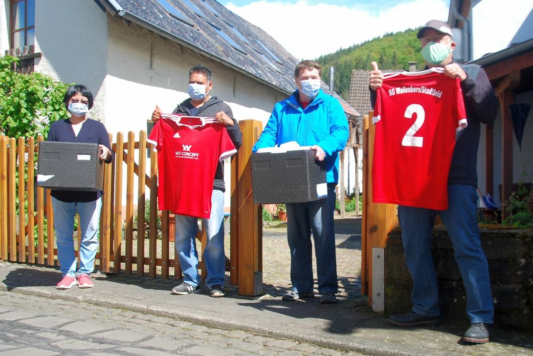 Symbolische Spendenübergabe für die Feier: Betreuerin Chau Thi Thi Ha (v.l.), Gastronom Jarmail Singh, Bewohner Klaus Rettkowski und Ortsbürgermeister Günter Horten. Foto: privat