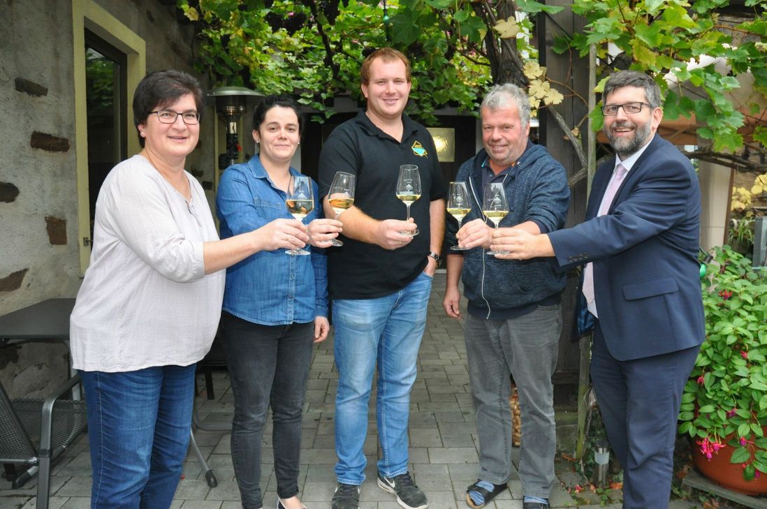 Mit VG-Bürgermeister Wolfgang Lambertz (rechts) anstoßen auf den Erfolg (von links): Beate, Sarah, Florian und Hans-Georg Lönartz.