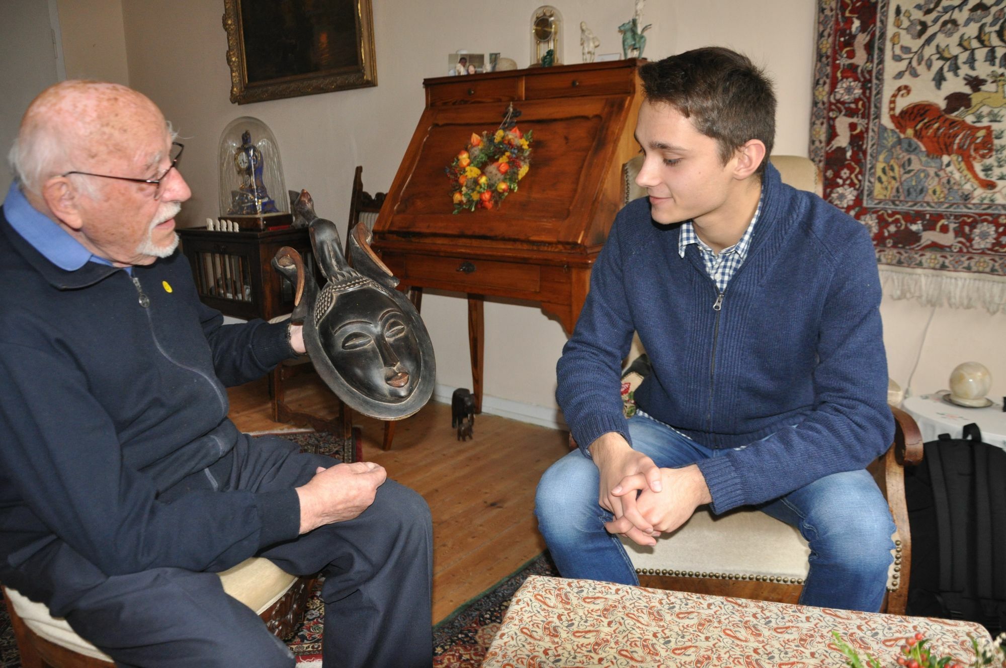 Zeitzeuge Doktor Walter Grein beim Gespräch mit Johannes Miedema in seinem Wohnzimmer.