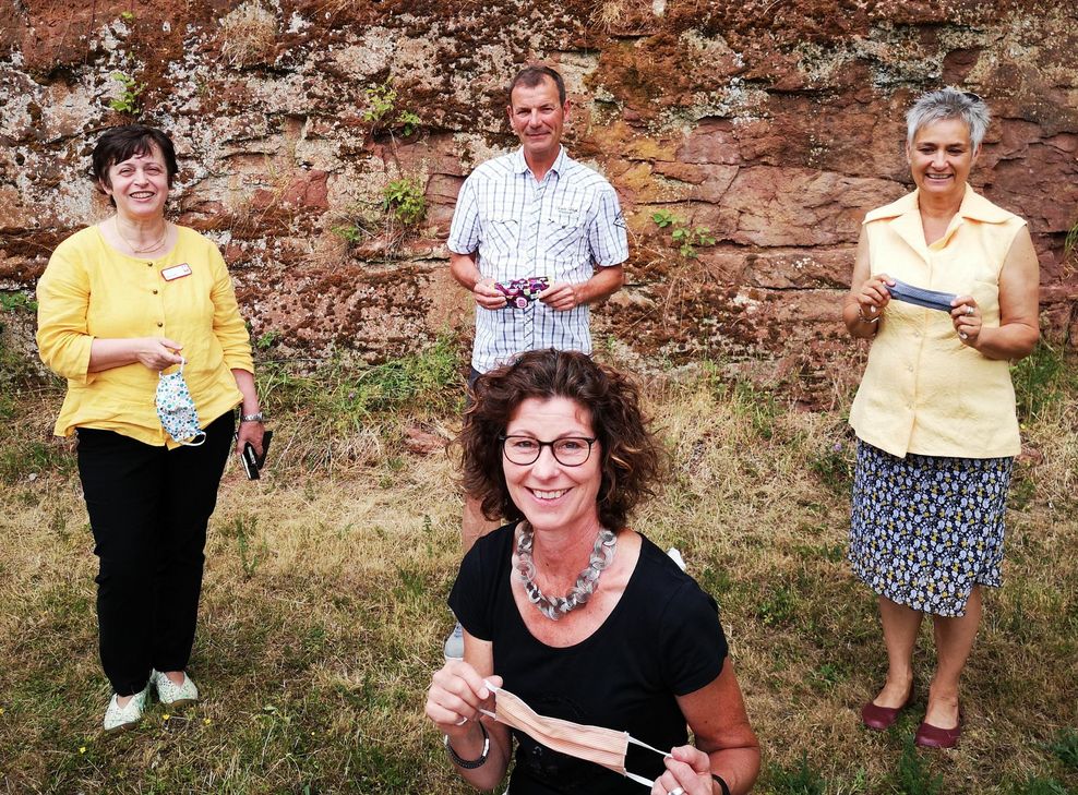 (hinten v.l.n.r.): Maria Groß (Hospiz Initiative Wittlich), Eddy Linden (Benefiz Radler eV) und Christiane Hamm (Wir wollen Helfen e.V.) bedanken sich bei Sigrid Grewelding (vorne,mitte)