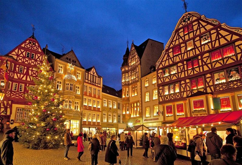 Der Weihnachtsmarkt in Bernkastel-Kues bietet eine heimelige Atmosphäre mit hell beleuchteten Fachwerkhäusern, weihnachtlichen Gassen und einem vielfältigen Angebot. Foto: Ketz