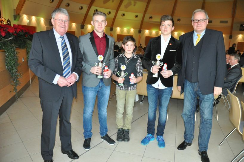 Gruppenbild mit dem Nachwuchs: AC Mayen-Präsident Rolf Werner (rechts) und AC-Ehrenpräsident Arno Derichs mit Marvin Brandl (v. l.), Alexander Fischer und Leon Dreiser.