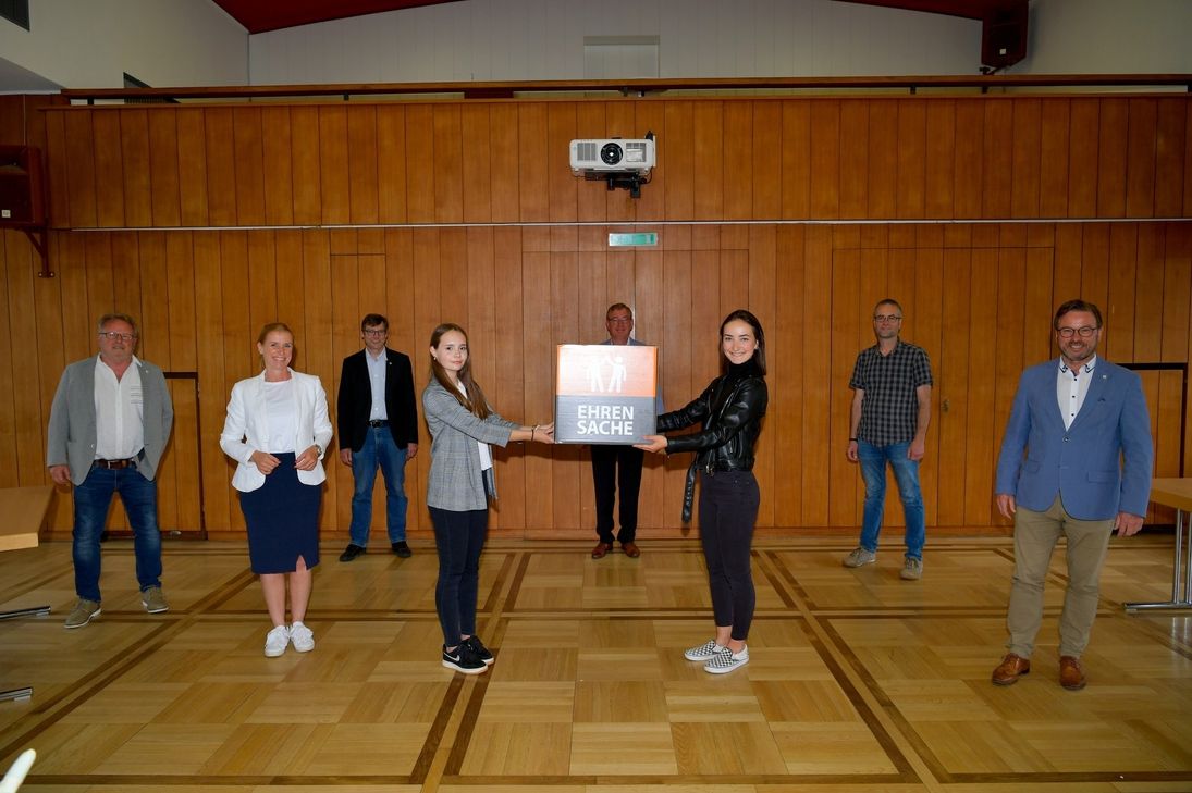 Claudia Probst übergibt den Spendenbetrag zusammen mit Oberbürgermeister Wolfgang Treis an die begünstigten Vereine. Zusätzlich gibt es noch neue "evm"-Sitzwürfel. Foto: evm/Peter Seydel