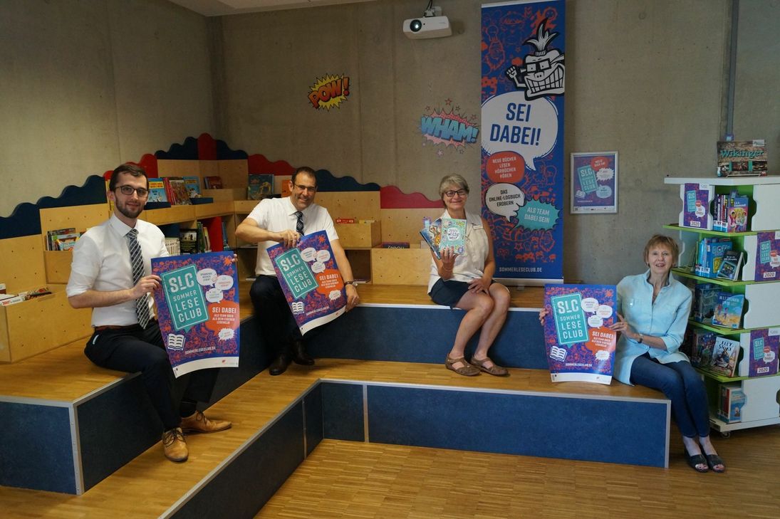 Andreas Krämer (v.li., olksbank Euskirchen), Johannes Winckler (1. Beigeordneter), Stephanie Heidt (Stadtbibliothek), Dr. Maria-Regina Neft (Vorsitzende Förderverein der Stadtbibliothek) eröffneten den Sommerlececlub. Foto: Christiane Funken / Kreisstadt Euskirchen