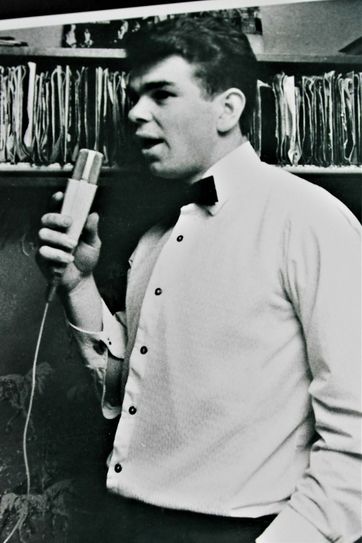 Wenn Helmut Helzle als DJ in der Disco heiße Scheiben auflegte, rockte und fetzte der Saal. Repro: Günther Sander