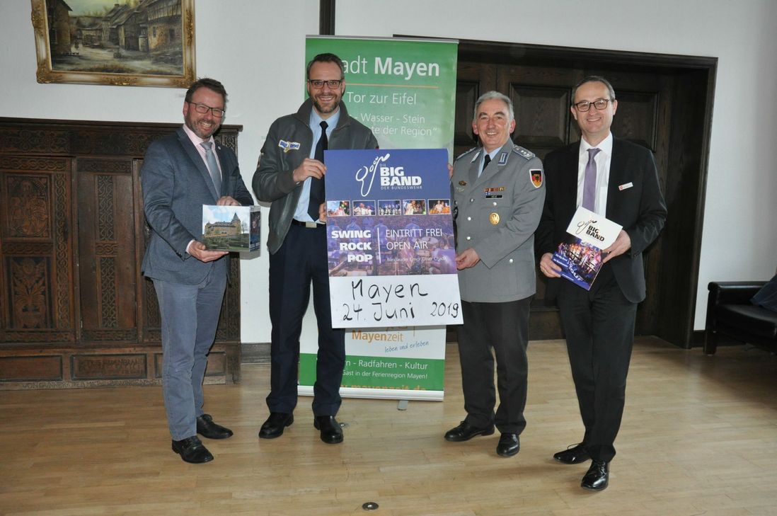 Vorfreude auf einen musikalischen Leckerbissen in der Eifelstadt (v. l.): Oberbürgermeister Wolfgang Treis, Johannes M. Langendorf, Tourmanager Big Band der Bundeswehr, Oberst Hans Jürgen Heiß, Zentrum Operative Kommunikation, und Udo Lohner, VG Mayen.