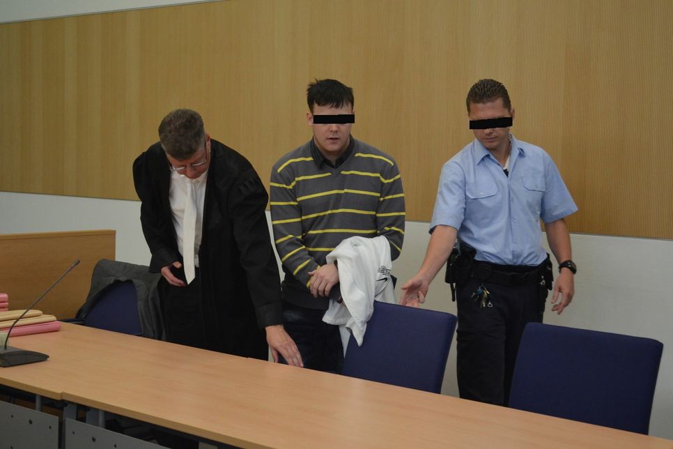 Der Landgericht Trier hat den 25-jährigen Angeklagten (Mitte) zu einer lebenslangen Haftstrafe verurteilt. Foto: Archiv/Pees