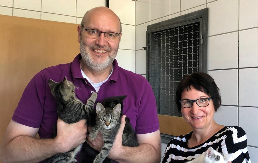 Anke Zimmer (re; im Bild mit Eifeltierheimleiter Rainer Kordel) setzt sich für das Wohl der Tiere ein. Foto: Archiv/Stieren