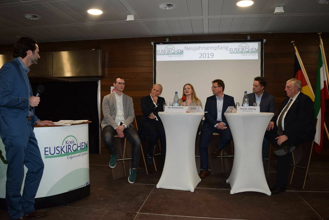 Sebastian Tittelbach (li., WDR-Reporter) moderierte die Podiumsdiskussion mit NRW-Gesundheitsminister Karl-Josef Laumann (v.re.), Michael Treutler (pflegender Angehöriger), Hermann Gemke (Geschäftsführer Kreiskrankenhaus Mechernich), Franzi Udelhofen (Auszubildende in der Altenpflege), Dr. Frauke Hartung (Oberin DRK-Schwesternschaft Bonn) und Johannes Klockenbrink (Examinierter Altenpfleger). Foto: Scholl