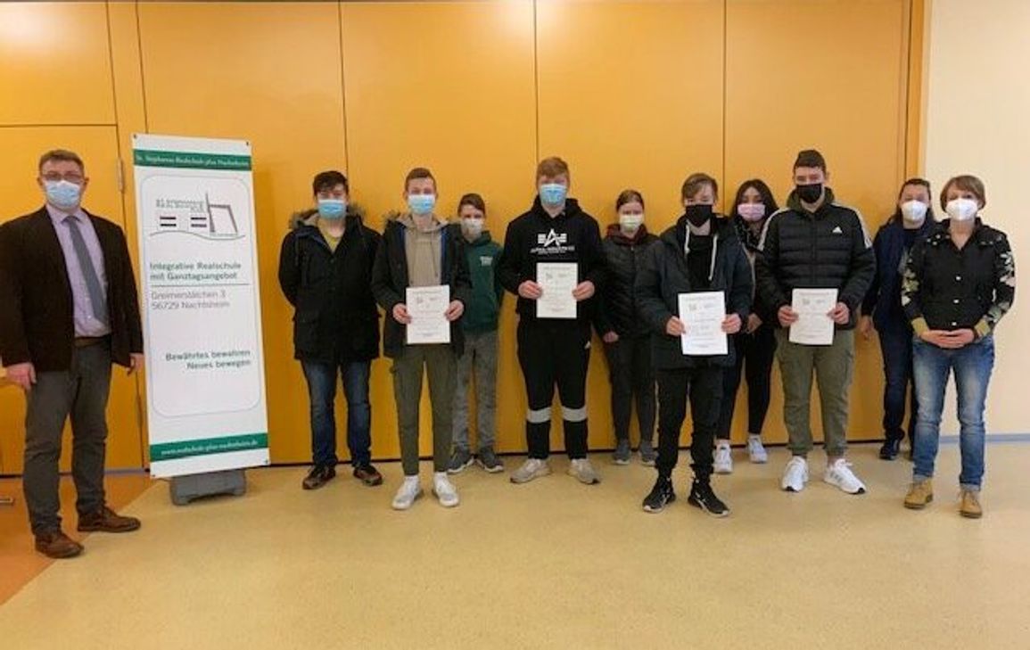 Die Nachtsheimer Schüler/innen unterschreiben die Ausbildungsplatzgarantie.
