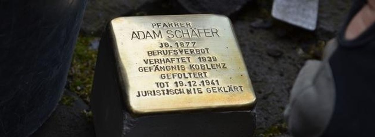 Der Künstler Gunter Demnig hat bereits in mehreren Gemeinden, wie Düngenheim, Pommern und Brohl, Stolpersteine verlegt. Er ist gleichzeitig der Initiator des Projekts.Foto:  Thielen/Archiv