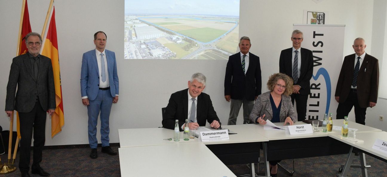 Besiegelten die weitere gemeinsame Entwicklung der Prime-Site Rhine-Region (v.li.): Dr. Uwe Friedl (Bürgermeister Euskirchen),  Ingo Hessenius (Vorstandsvorsitzender LEP-AöR), Staatssekretär Christoph Dammermann, Landrat Günter Rosenke, Anna-Katharina Horst (Bürgermeisterin Weilerswist),  Oliver Knaup und Martin Reichwaldt (beide Vorstand LEP-AöR). Foto: Scholl