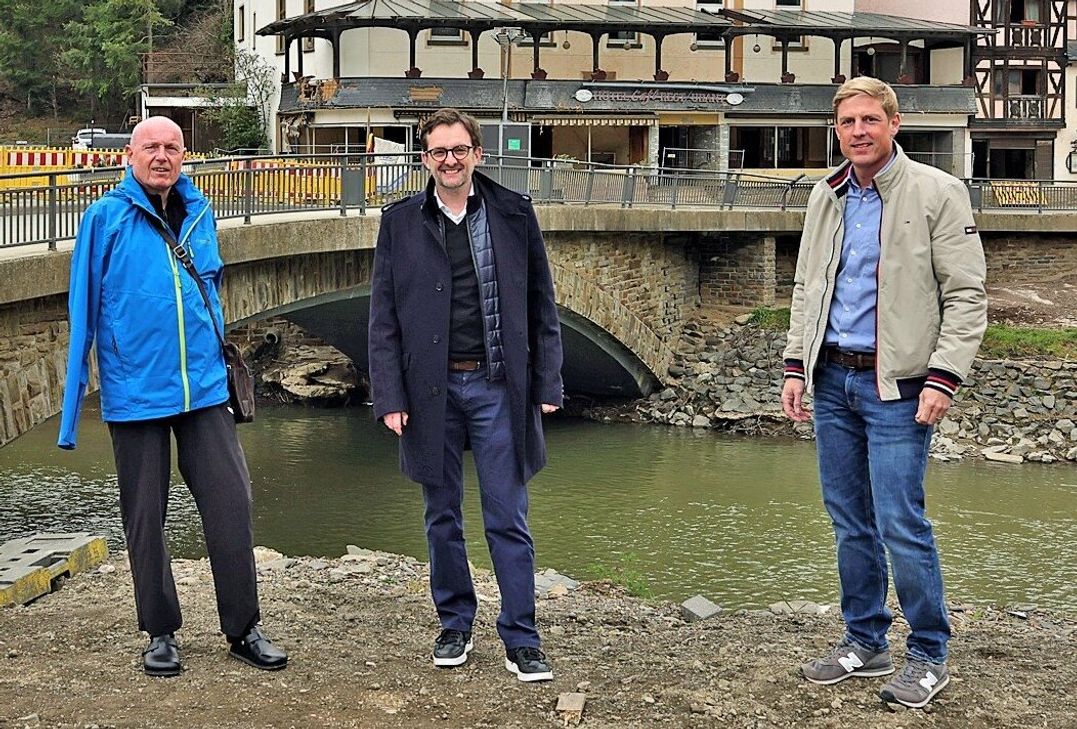 Die Fraktionsvorsitzenden Ulrich van Bebber (FDP) (v.l.), Michael Korden (CDU) und Christoph Schmitt (SPD) üben Kritik an der Landrätin.
